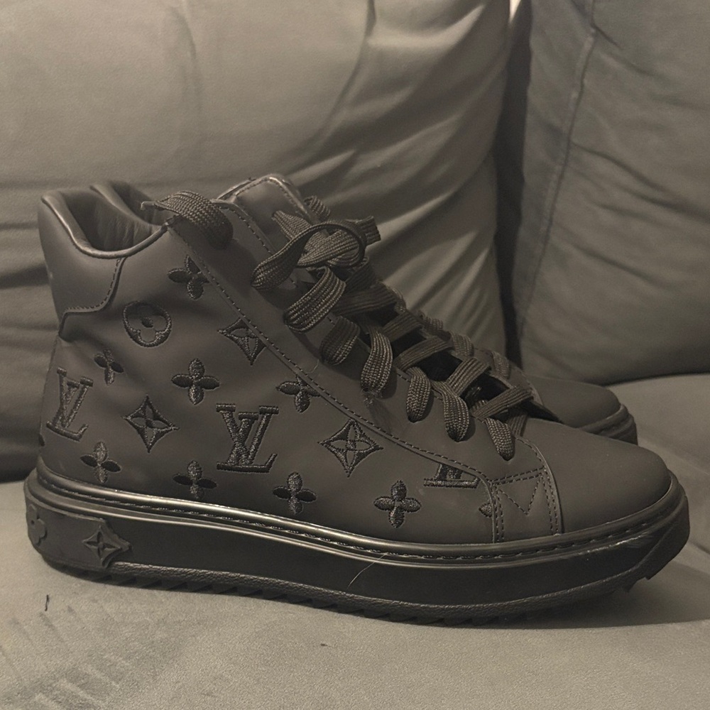Louis Vuitton Black Leather Detail